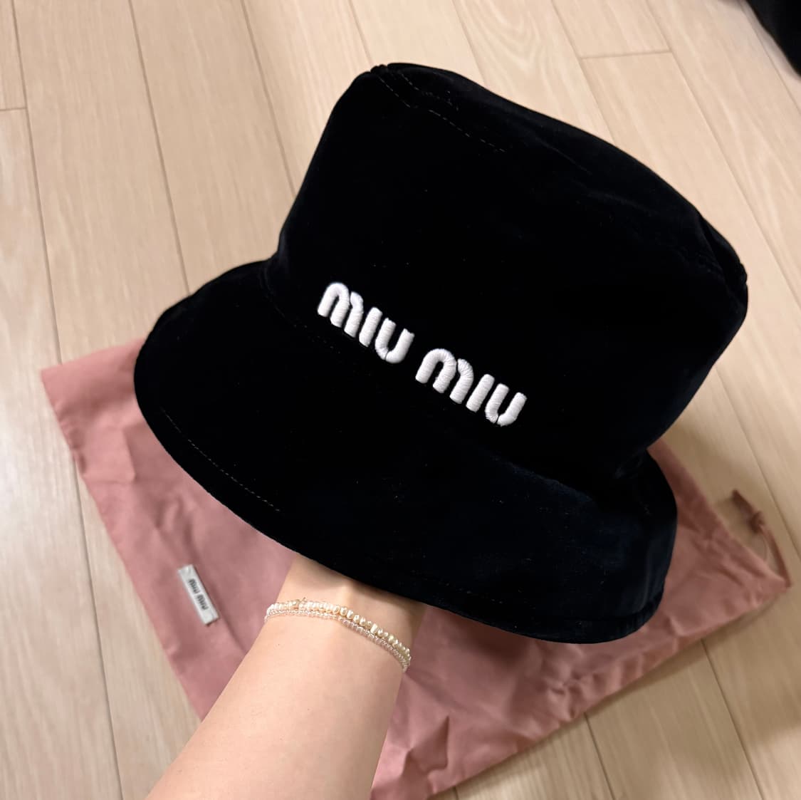 S 텍달린 새상품 정품 미우미우 miu miu 로고 벨벳 버킷햇 모자 캡 상품이미지5