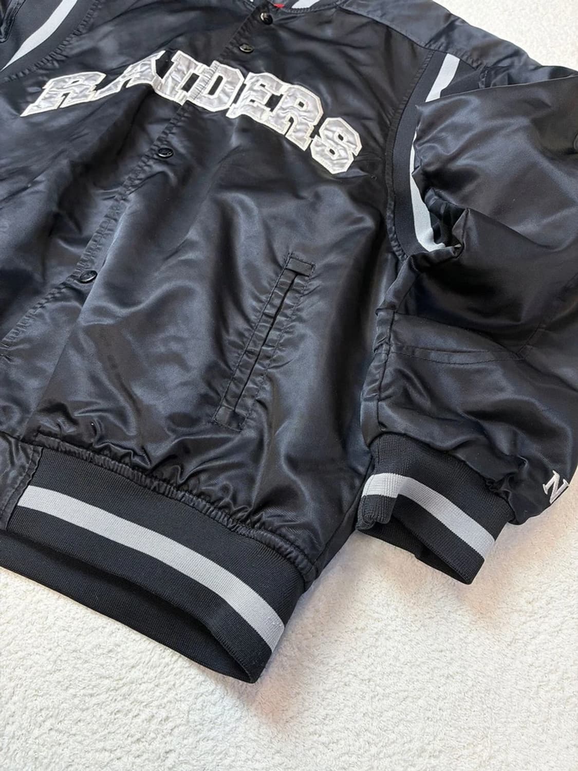 NFL 오클랜드 레이더스 아치 로고 블랙 사틴 바시티 점퍼 PN5733 상품이미지8