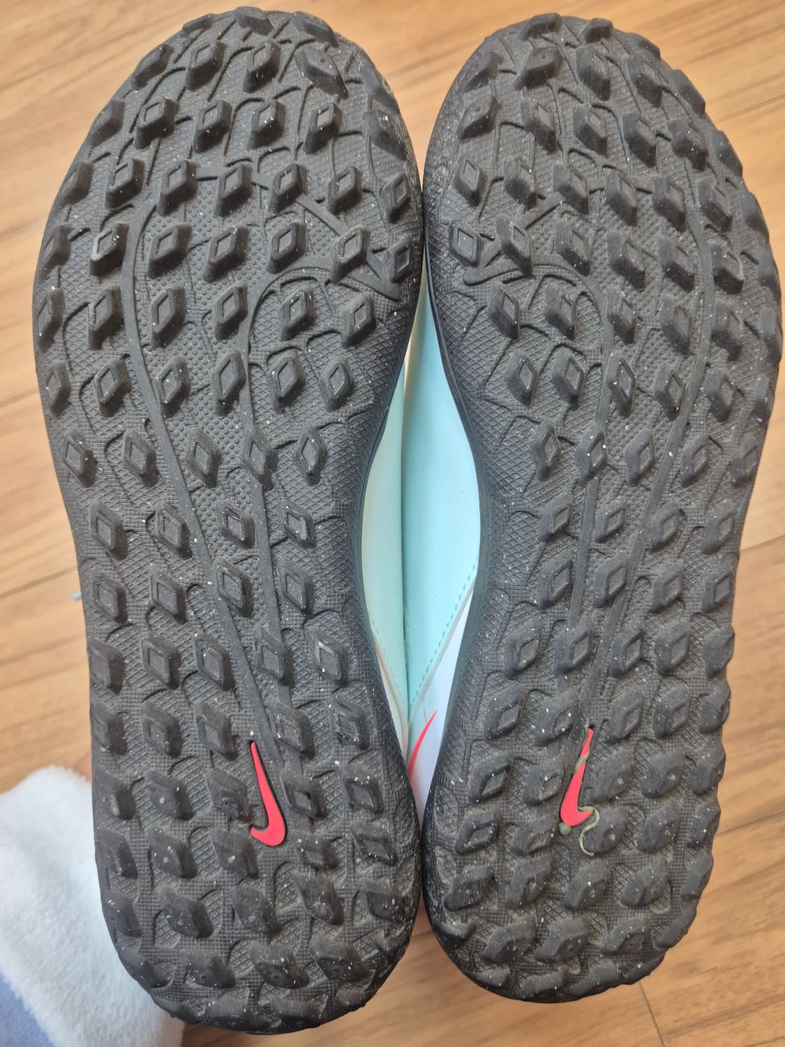 나이키 팬텀 GX 풋살화 240mm 판매합니다

- 사이즈: US 6Y, 상품이미지4