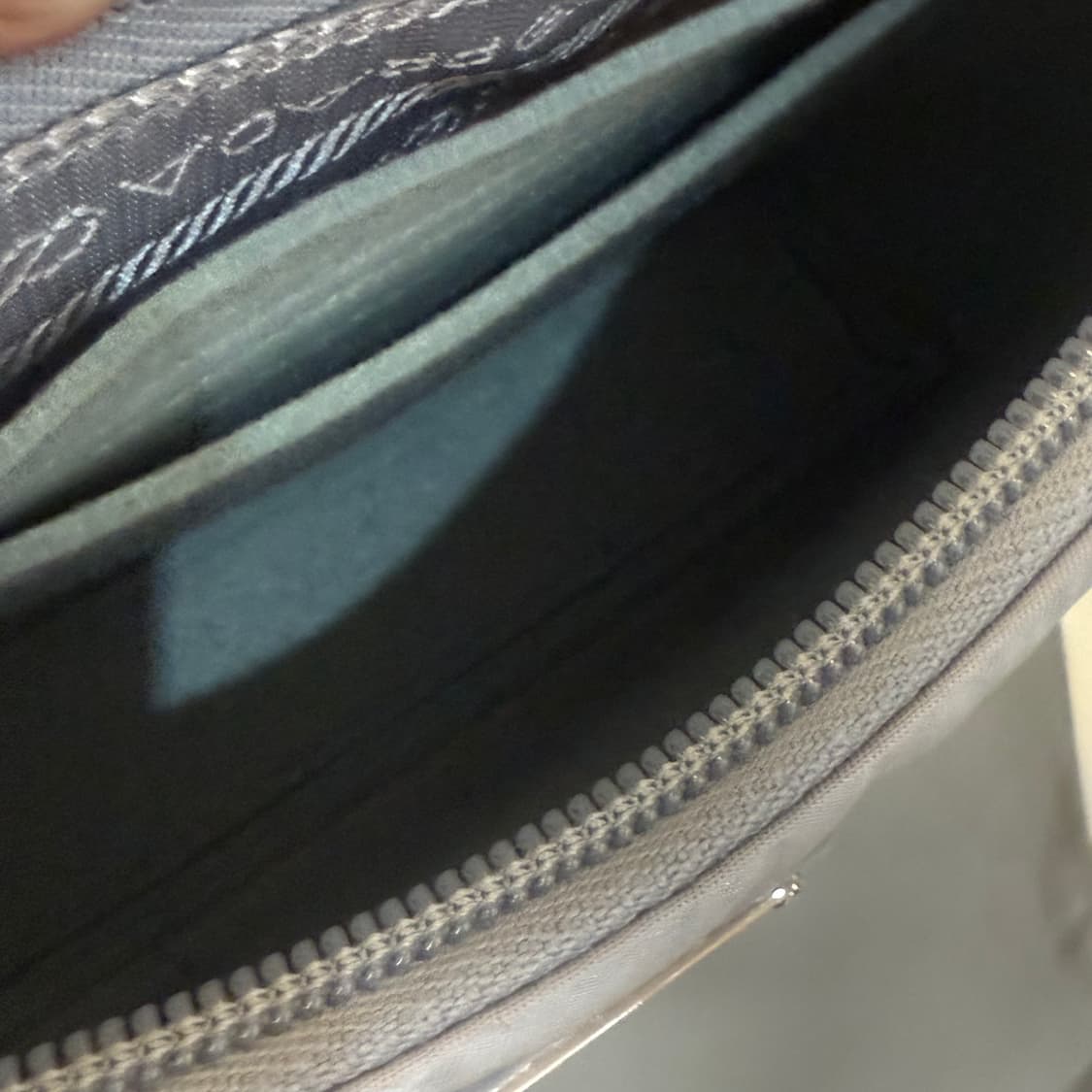 프라다 리나일론 리에디션 2000 호보 숄더백 상품이미지7