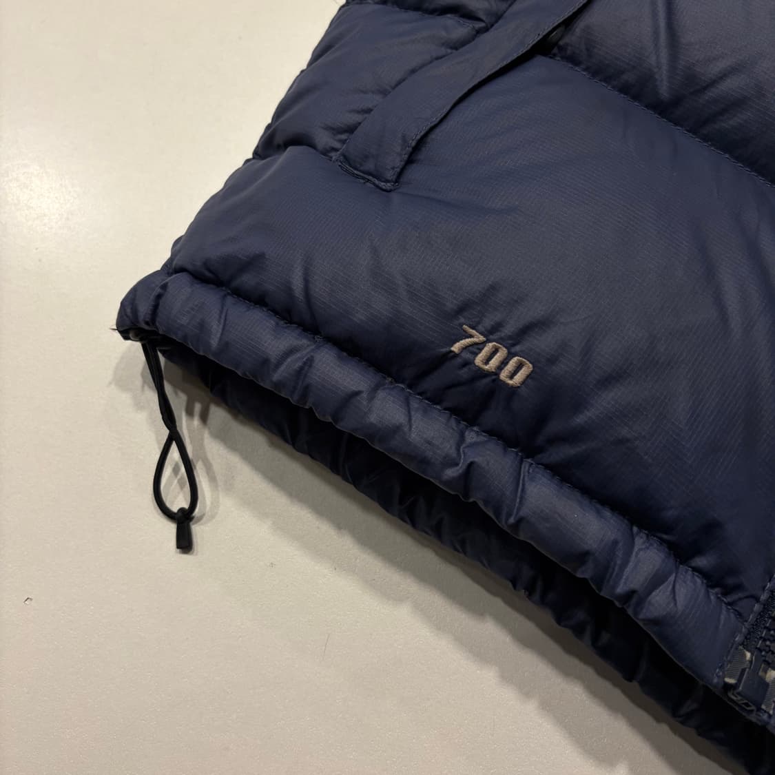 [85] 노스페이스 700 다운 눕시 패딩 조끼 블랙/네이비 D213 상품이미지7