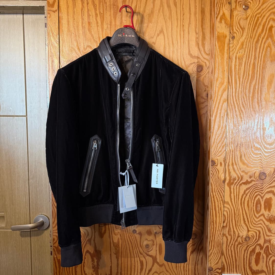 새상품) 톰포드 2024 f/w 시퀸 벨벳 카프레더 보머 자켓 상품이미지4