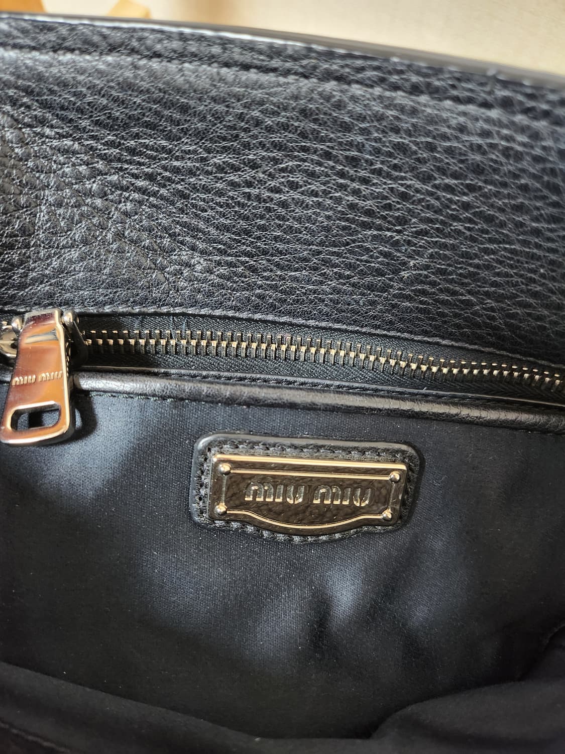 미우미우 블랙 가죽 토트백 정품 상품이미지10