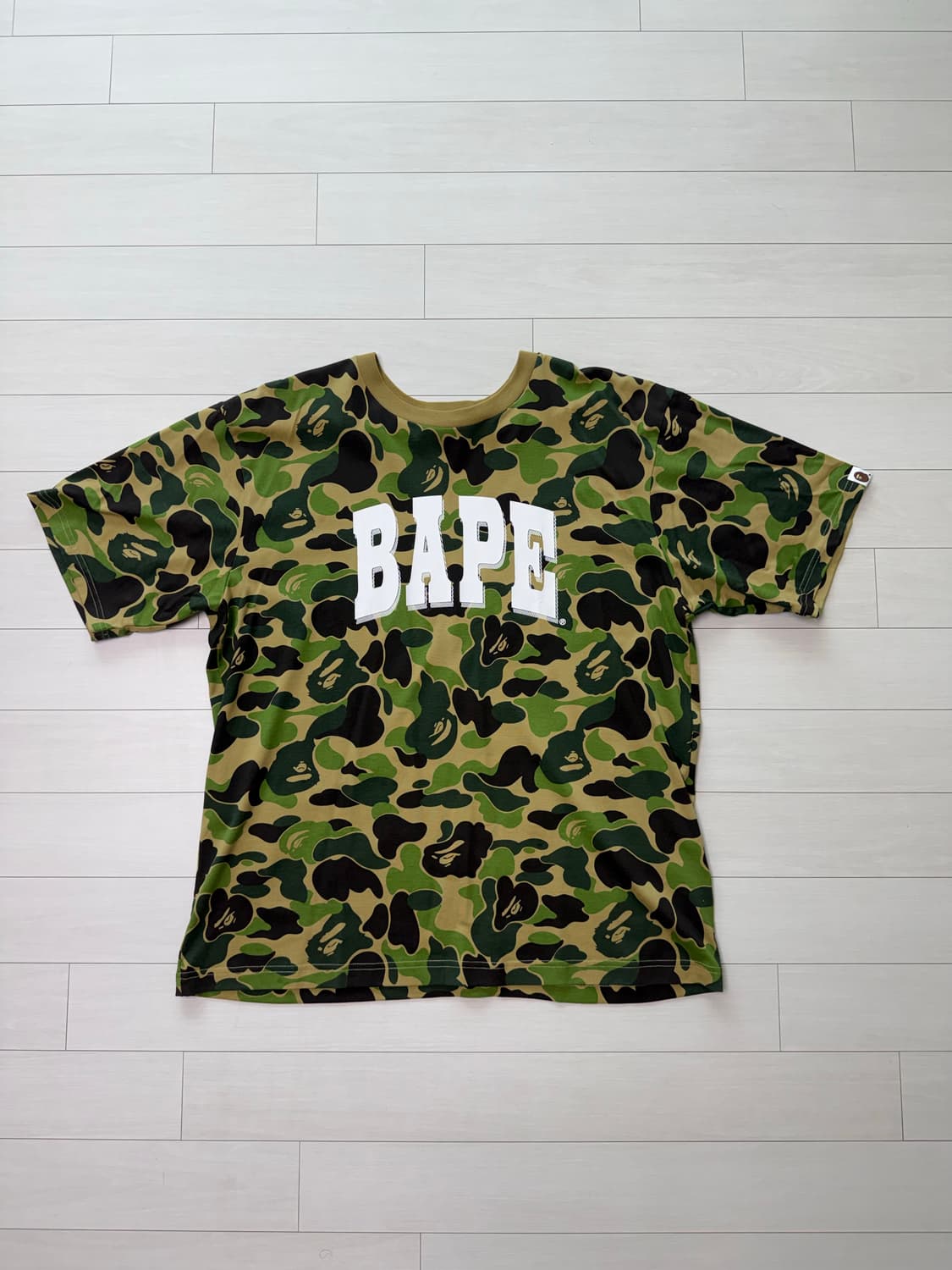 베이프(BAPE)의 ABC 카모 릴렉스드 핏 베이프 로고 티셔츠 아미 그 상품이미지2