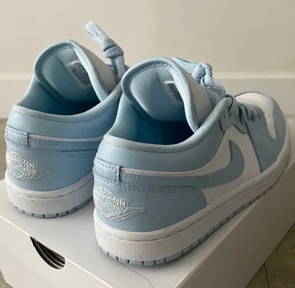 나이키 조던 1 로우 화이트 아이스 블루 스우시 상품이미지5