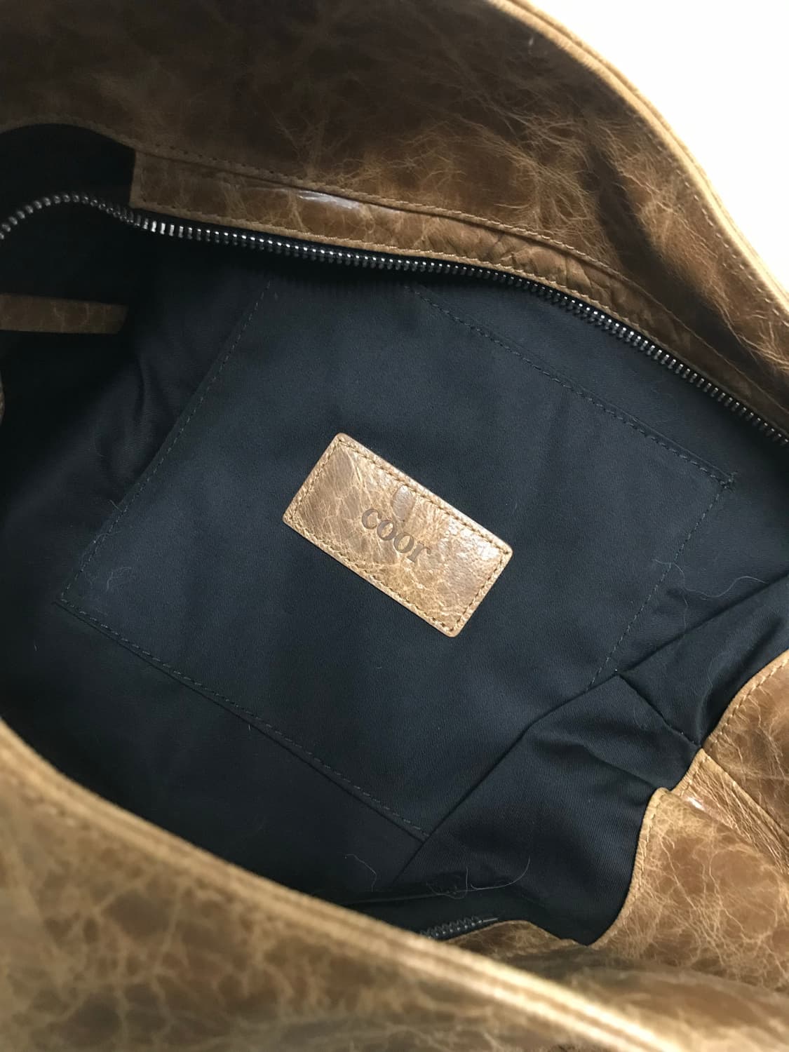 쿠어 하프 문 크로스 레더 토트백 (카멜) 상품이미지3