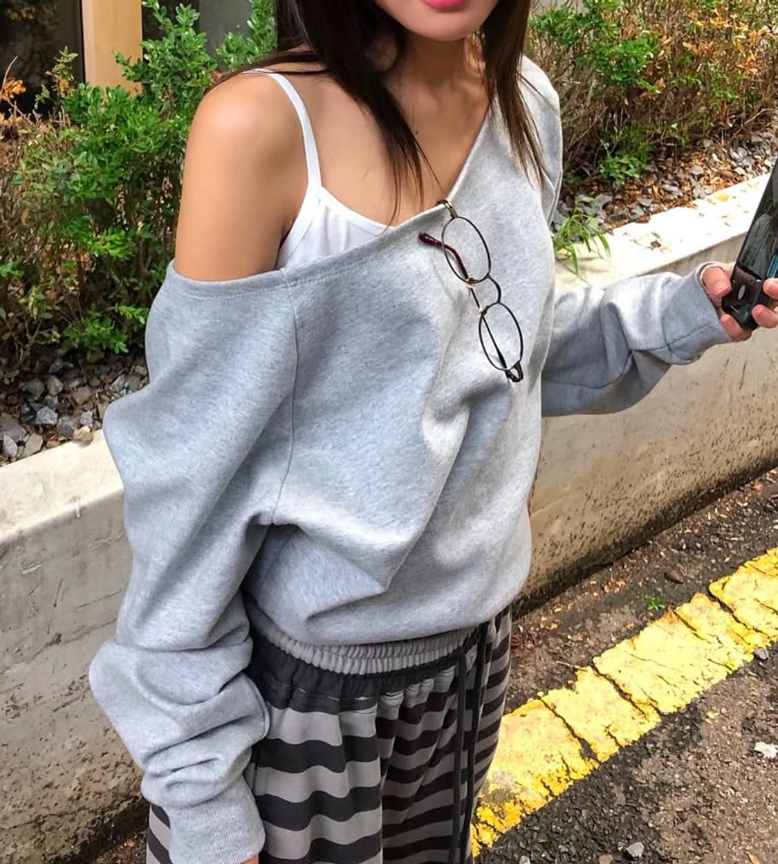 블랙업 오프숄더 맨투맨 상품이미지1