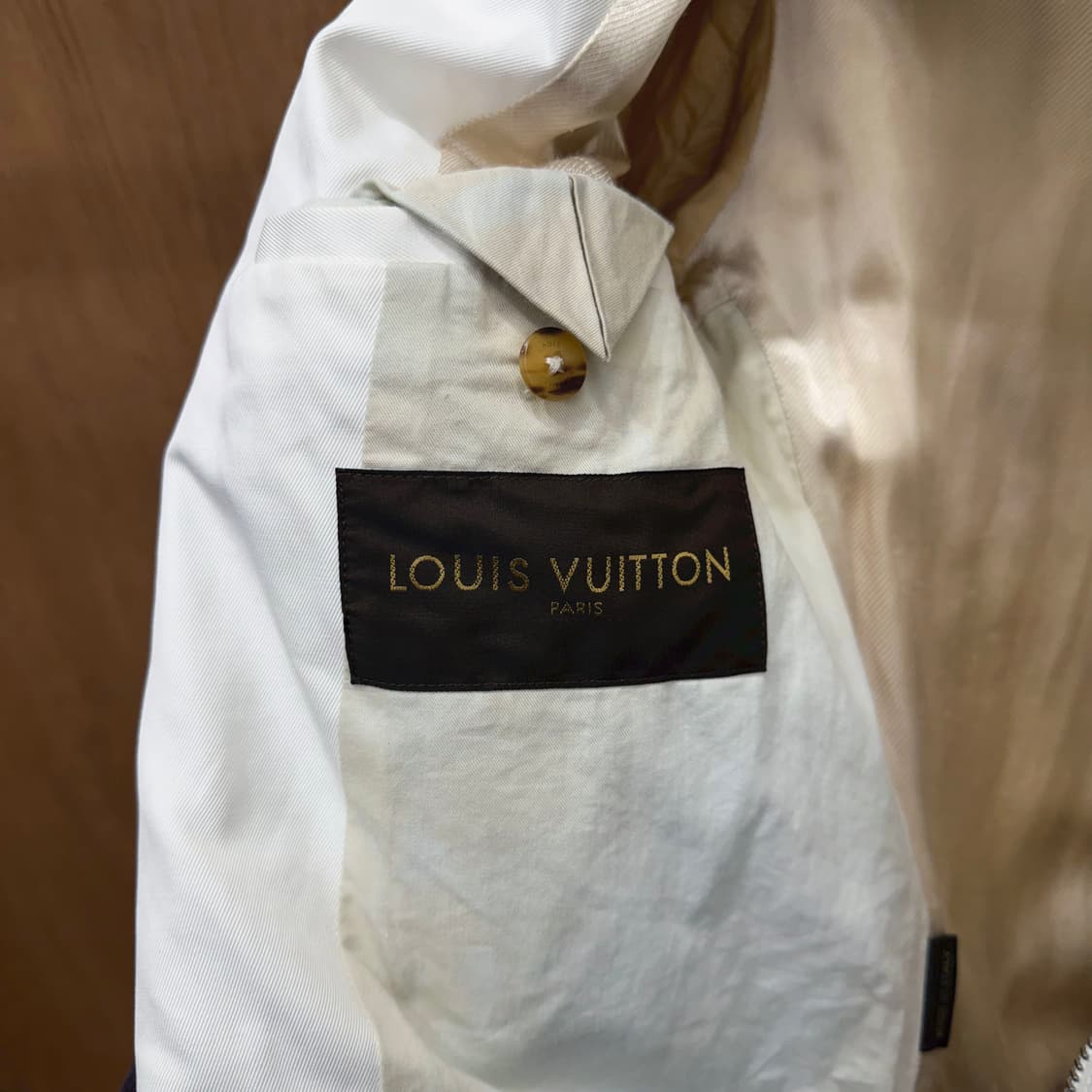 루이비통 하이넥 바이커 자켓 사선 지퍼 멀티 포켓 디테일 슬림핏 아이보리 상품이미지6