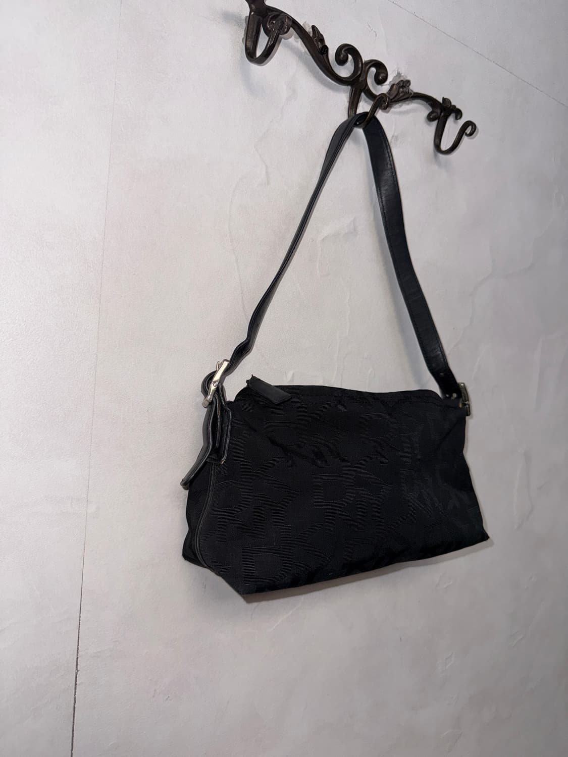 DKNY black jacquard logo shoulder bag 상품이미지3