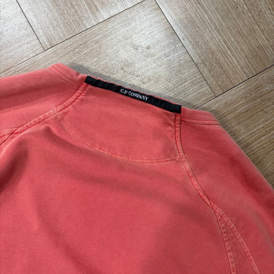 씨피컴퍼니 빈티지 워싱 로고 패치 지퍼 스웻셔츠 상품이미지7