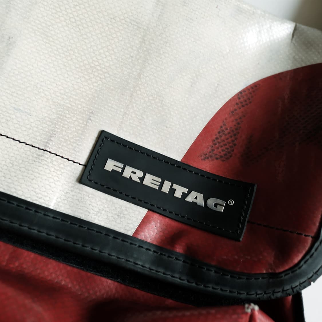 프라이탁 메신저백 하와이파이브오 레드화이트 상품이미지6