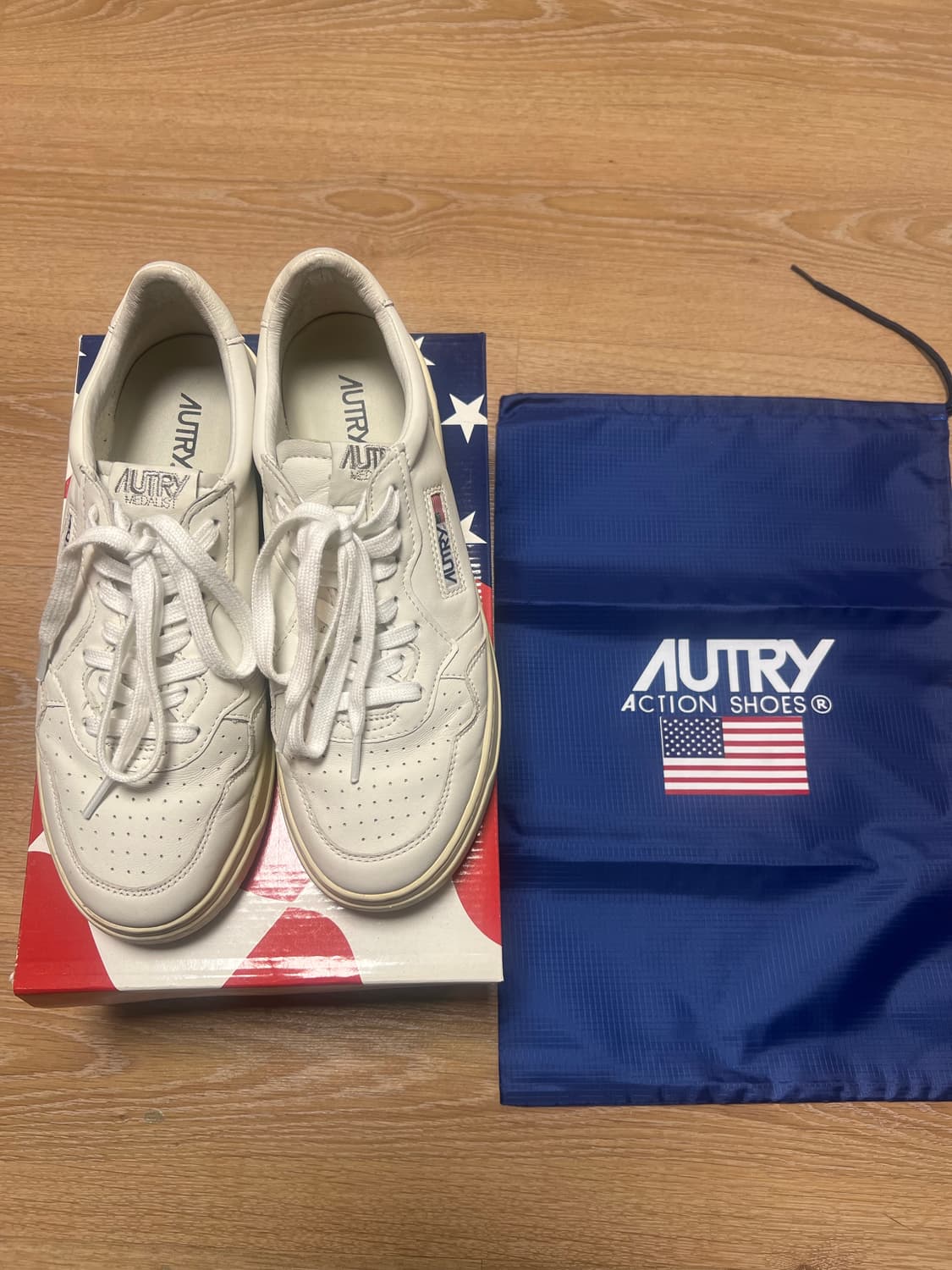 오트리 스니커즈 상품이미지1