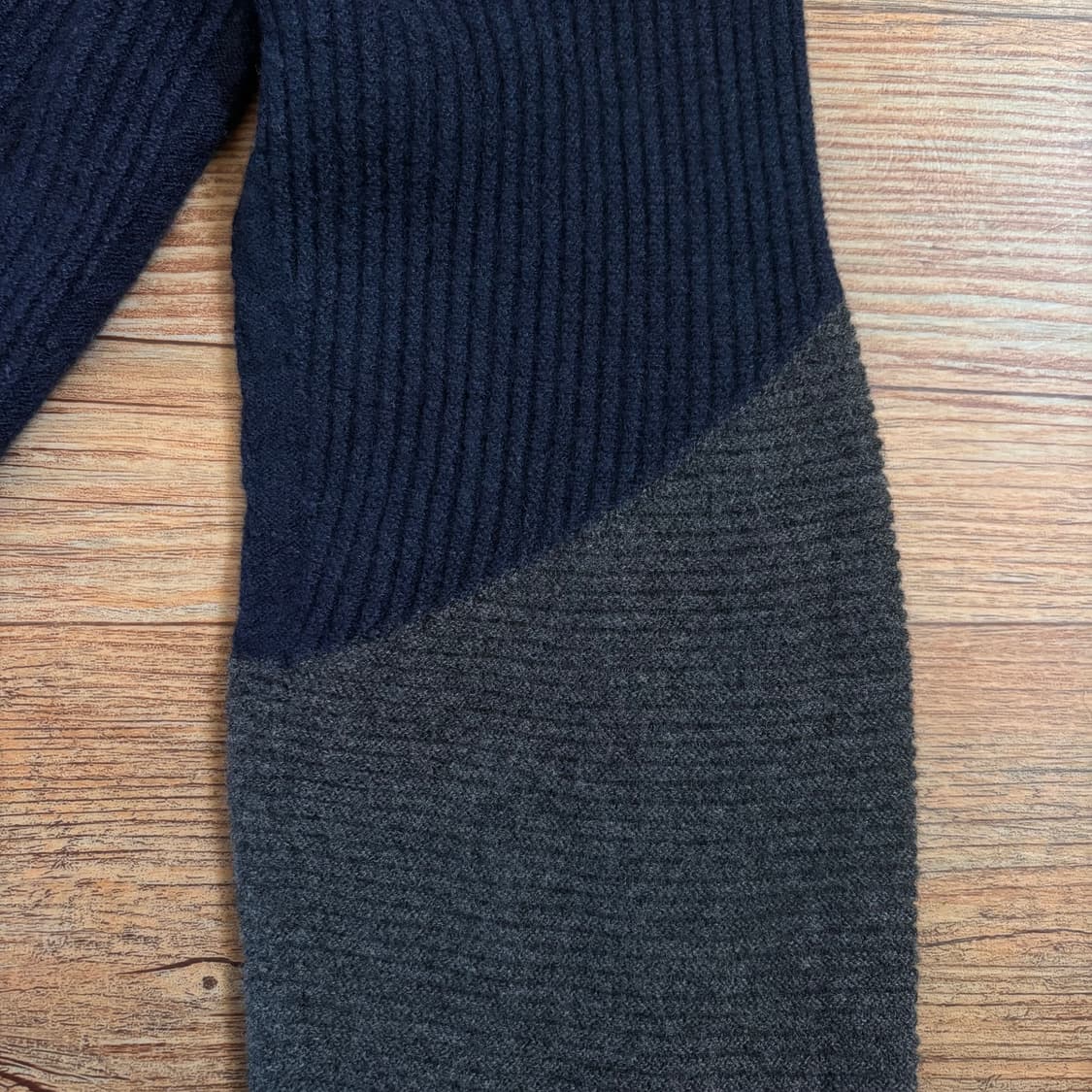 질스튜어트 S 슬림 실루엣 투톤 그레이 니트 입체적인 디테일 상품이미지8