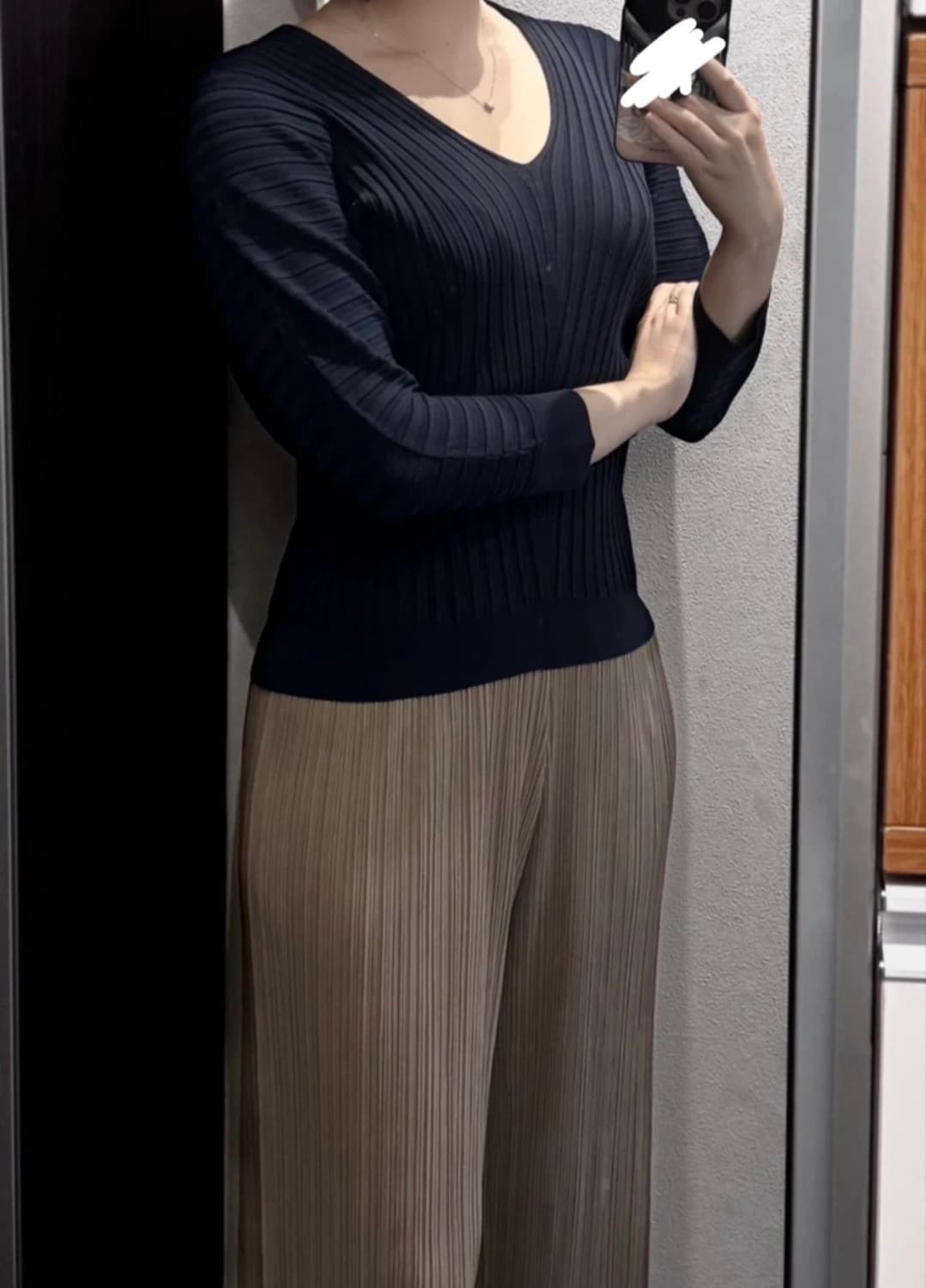 띠어리 플리츠 딥브이넥티 상품이미지6