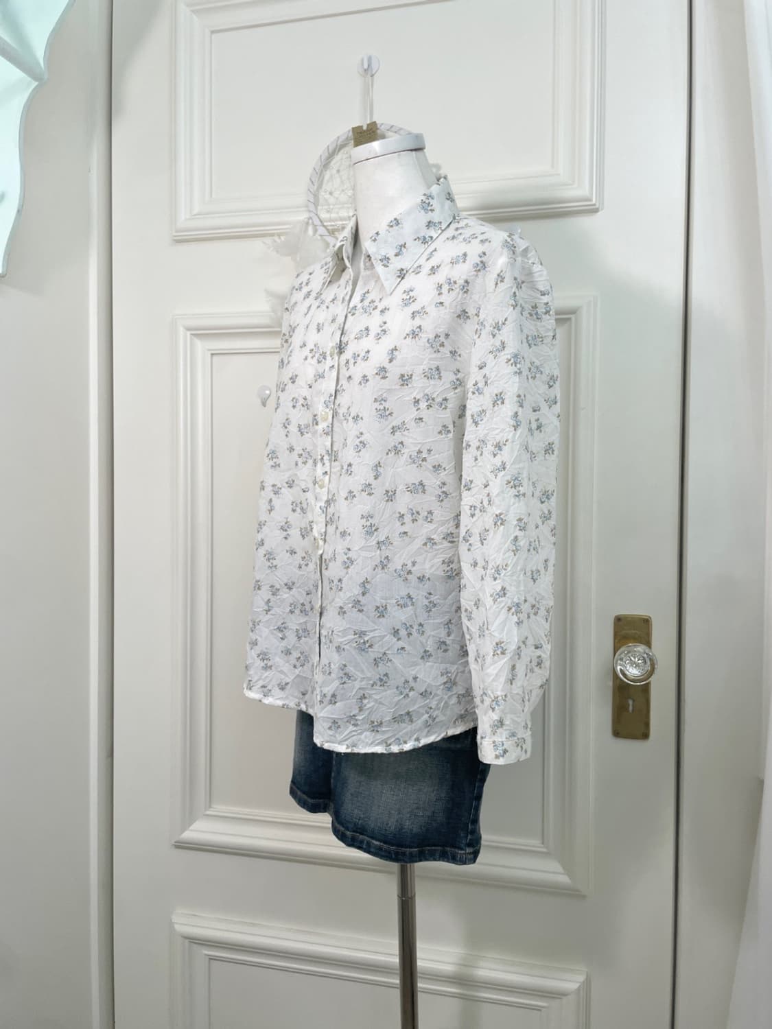 white blue flower crease loose shirt 상품이미지3