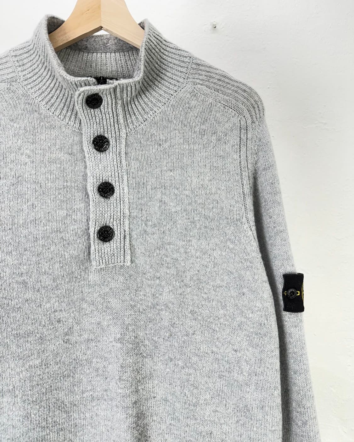 스톤아일랜드 22fw 하이넥 하프 버튼 니트 집업 상품이미지3