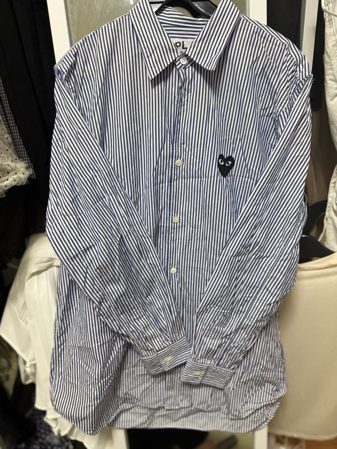 꼼데가르송 PLAY 라인의 블루 스트라이프 셔츠 판매합니다! 상품이미지1