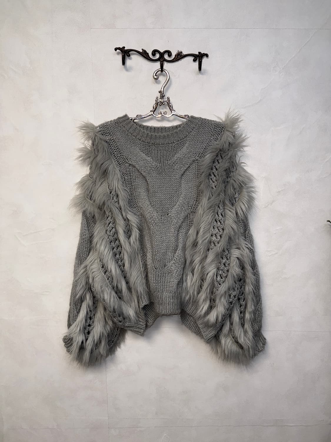 Gray grunge fur trimming over knit 상품이미지1