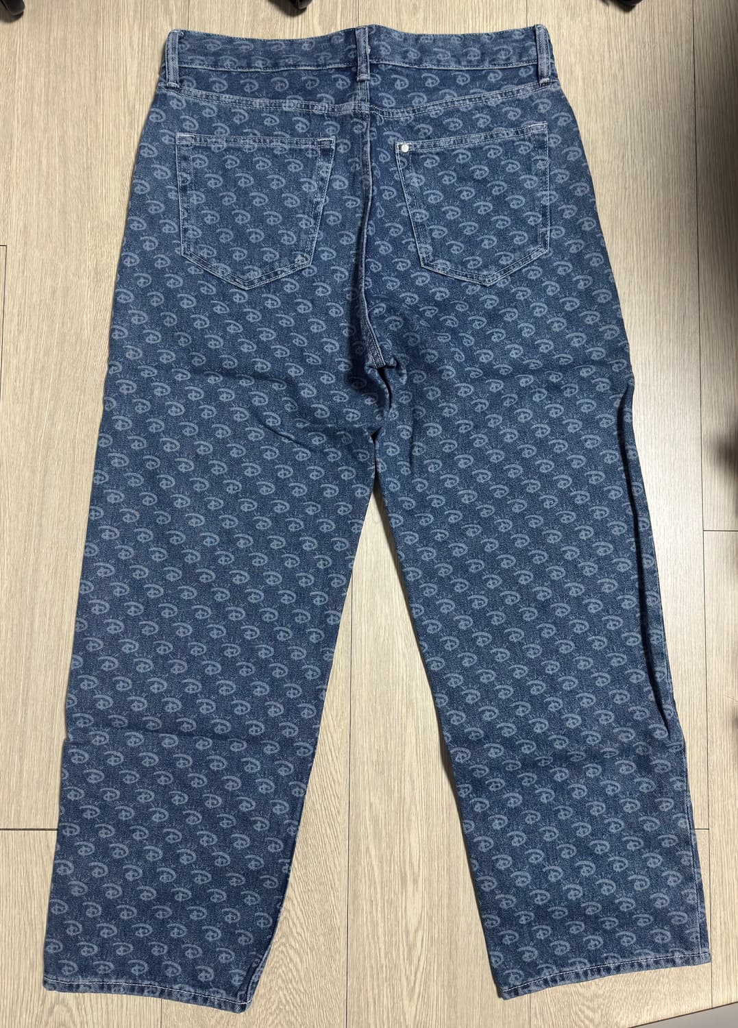 H&M x Disney 100th 모노그램 데님 팬츠 31/30 상품이미지4