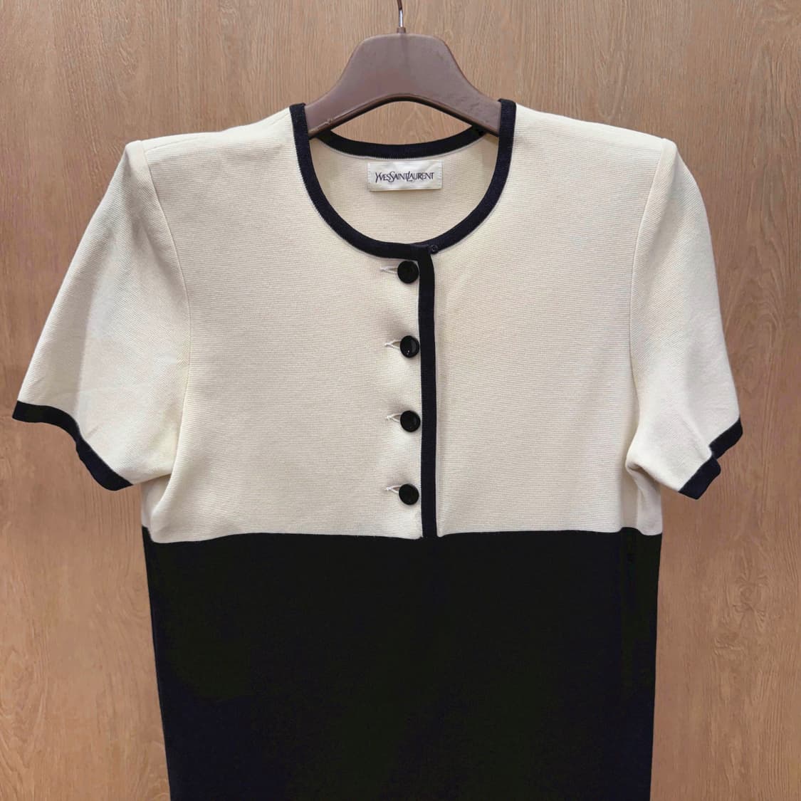 입생로랑 니트 반팔 원피스 버튼 디테일 클래식 아이보리 블랙 상품이미지4