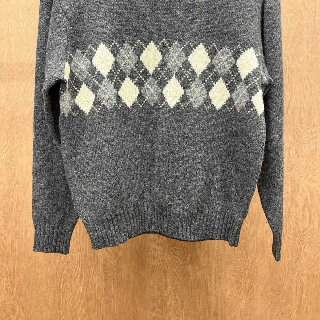 맥그리거 긴팔 니트 아가일 패턴 라운드넥 디테일 레귤러핏 다크 그레이 상품이미지5