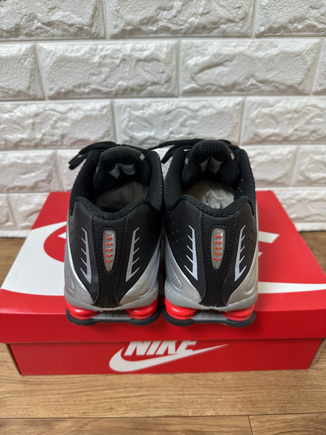 나이키 샥스 R4 메탈릭 실버 레드 상품이미지5