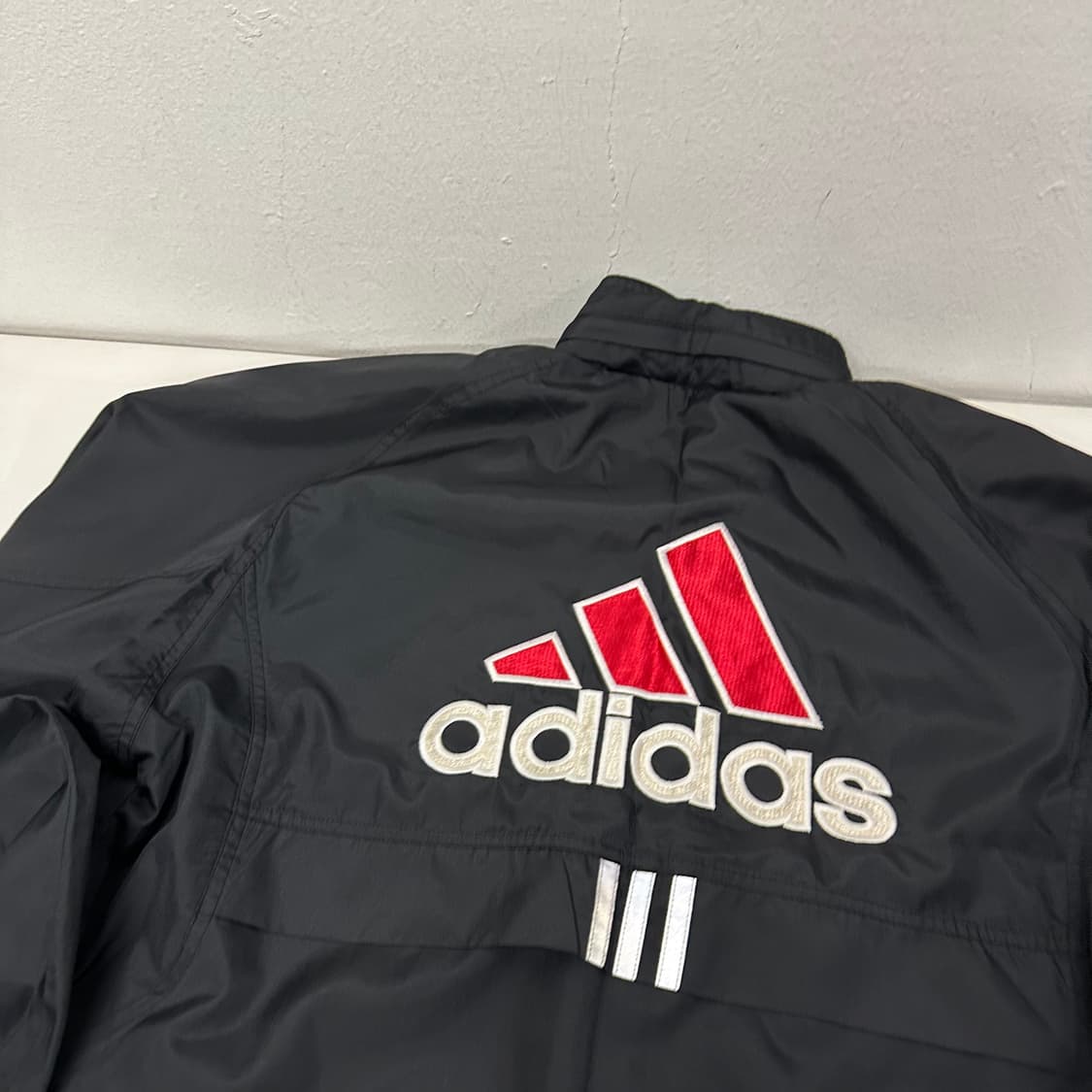 100 아디다스 블랙 올드스쿨 백로고 바람막이 상품이미지1