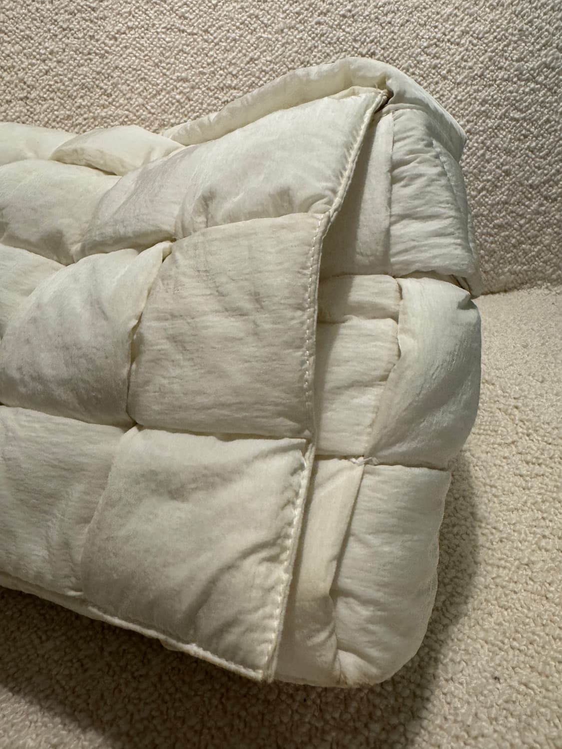 보테가베네타 라지 패디드 테크 카세트 백 화이트 크로스백 상품이미지7