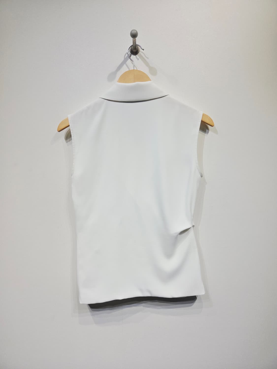 모조에스핀(MOJO.S.PHINE) 화이트 랩스타일 카라 민소매 블라우스 상품이미지5