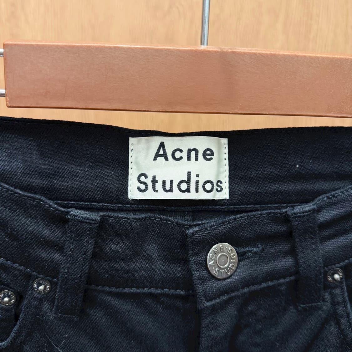 아크네스튜디오 코튼 팬츠 로고 버튼 포인트 백포켓 디테일 슬림핏 블랙 상품이미지6