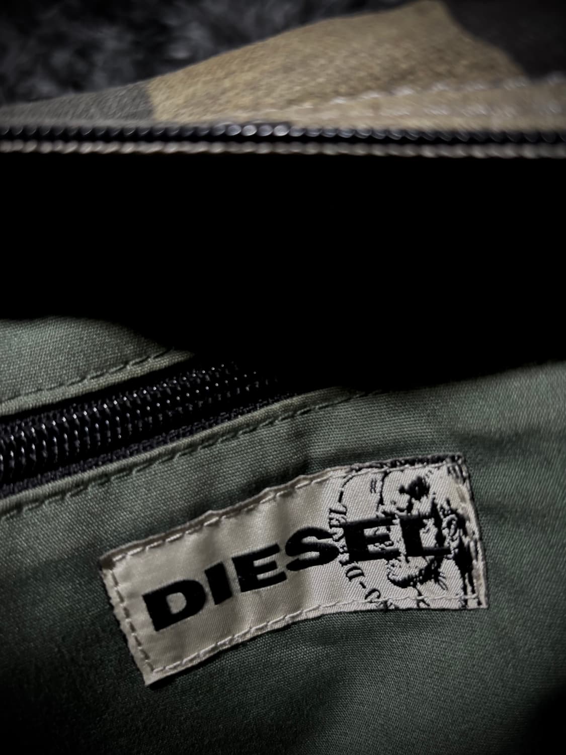 Diesel 밀리터리 그래픽 크로스백 상품이미지8