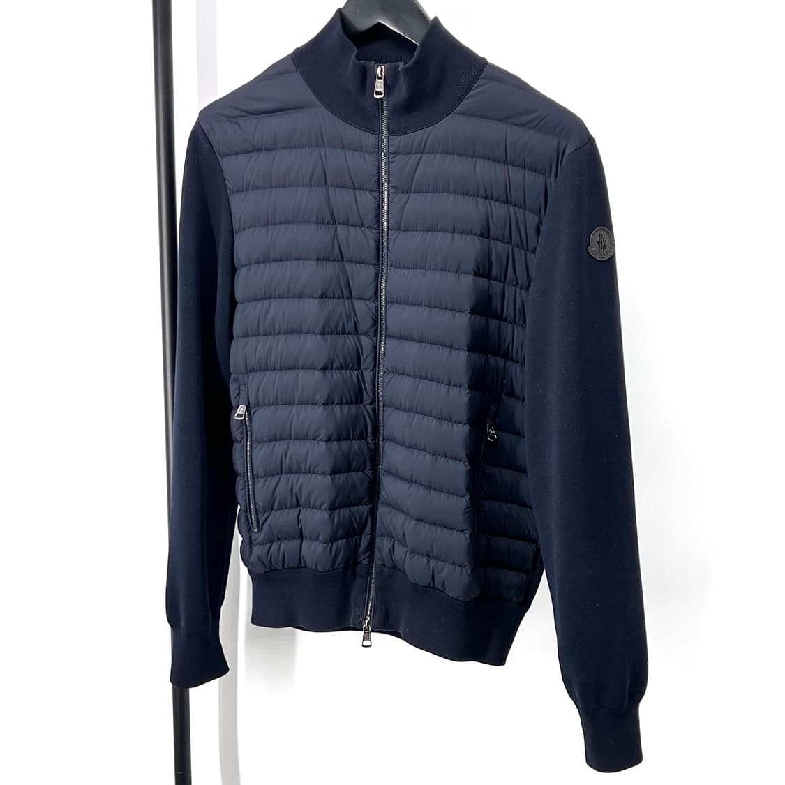 [M사이즈] 몽클레어 와펜 트리콧 니트패딩 네이비 상품이미지1