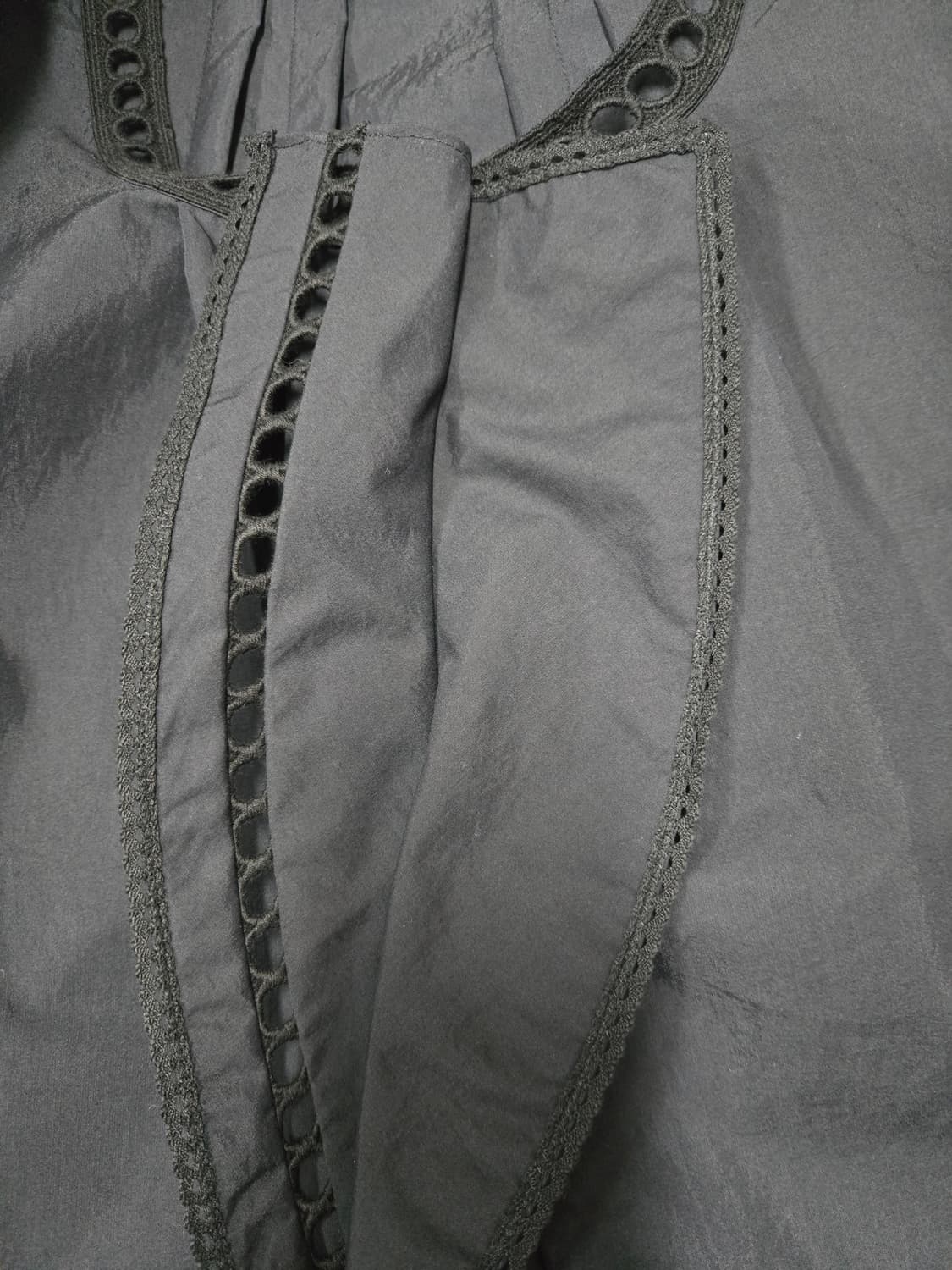 한섬 타임 TIME 블랙 레이스 펀칭 블라우스 상품이미지5