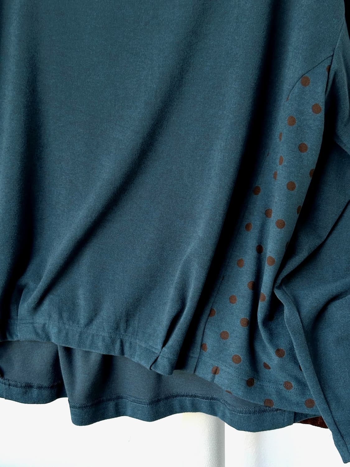 Stretched fabric panel design mock neck  상품이미지2