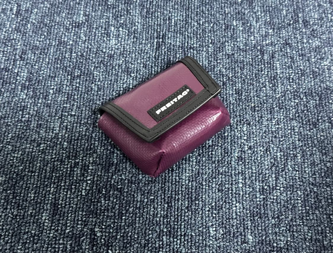 새제품 Freitag 프라이탁 와인색 미니 메신저 키링(에어팟) 상품이미지6