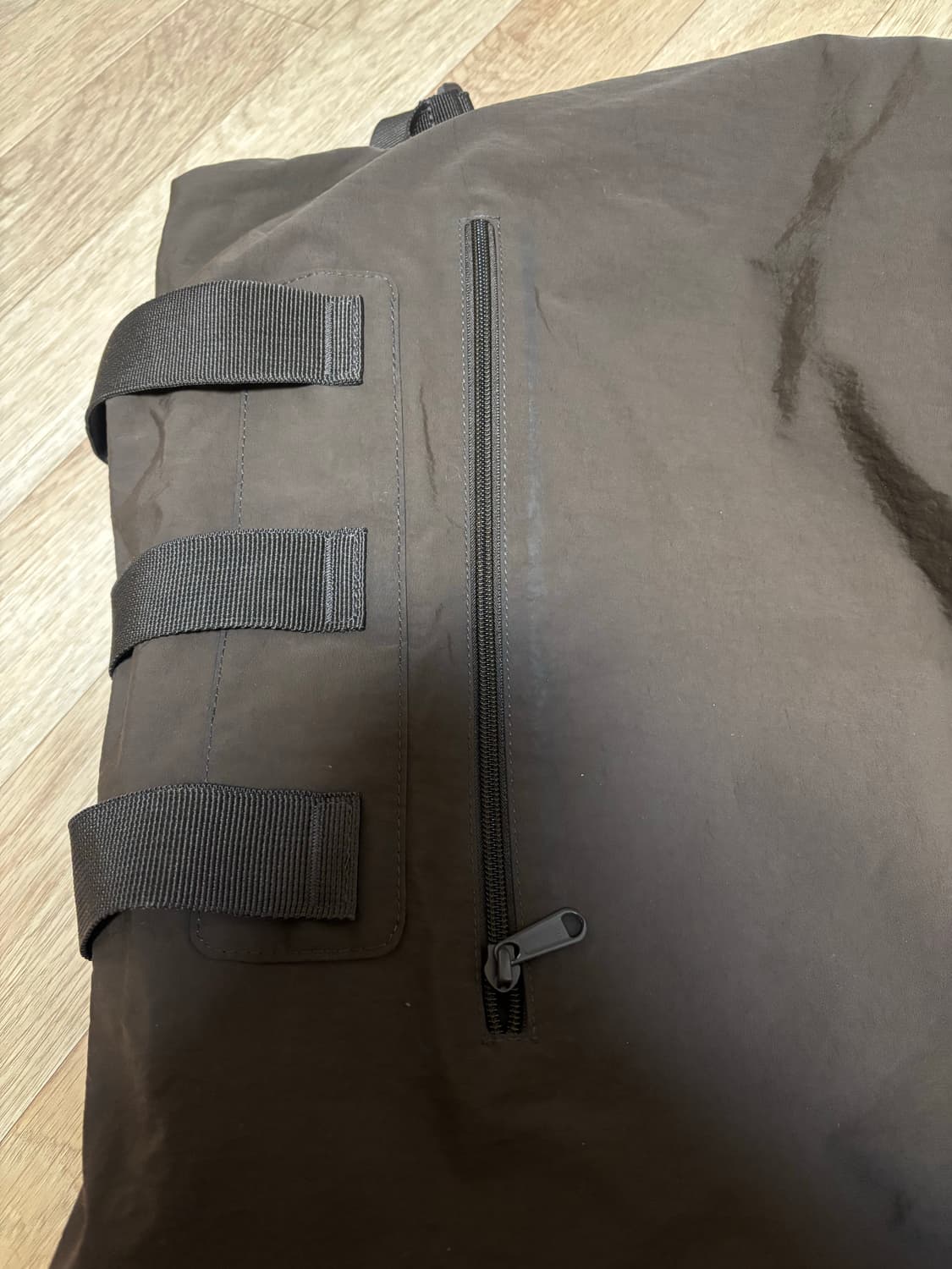 유니클로 U 롤백 다크브라운 가방 상품이미지6