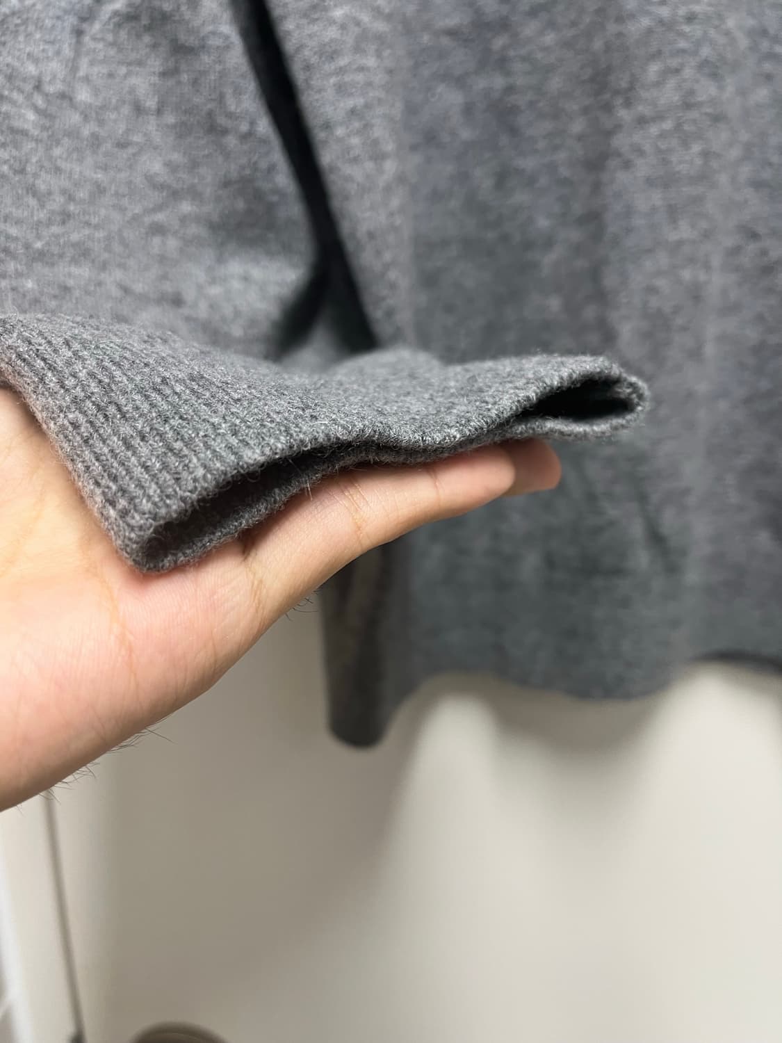 [새제품] 토마스모어 울캐시 브이넥 니트 그레이 m 상품이미지2