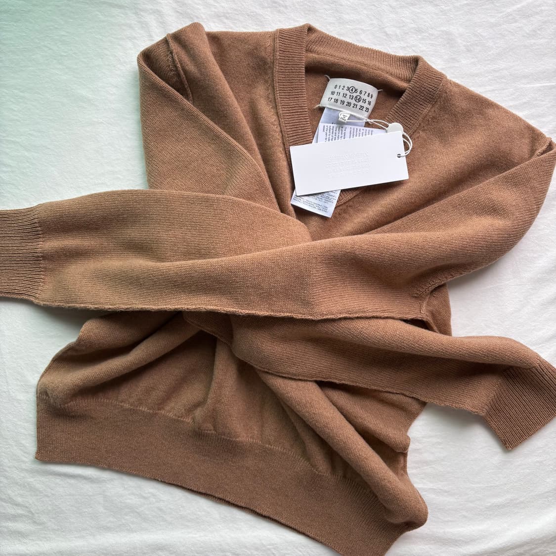 [L] 마르지엘라 캐시미어 브이넥 니트 카멜 상품이미지1