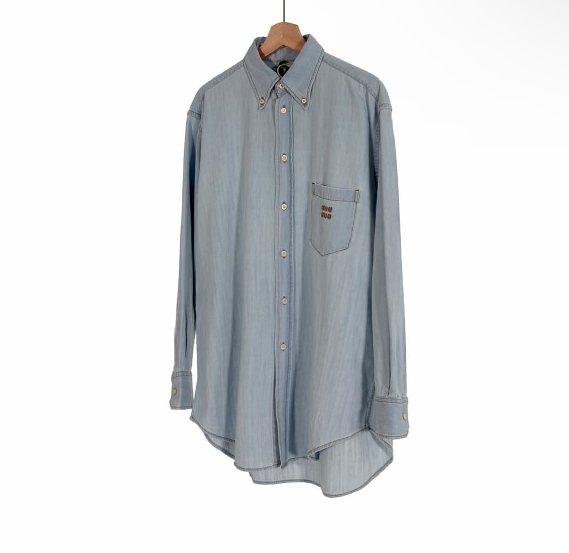 [38] 미우미우 24ss 샴브레이 자수 로고 데님 셔츠 라이트 블루 상품이미지2