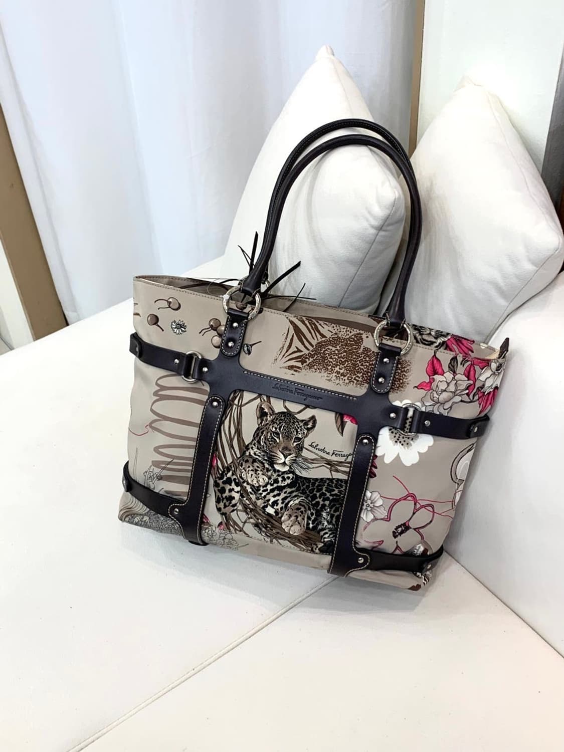 페라가모 레오파드 패턴 나일론 숄더백 (정품) 상품이미지1