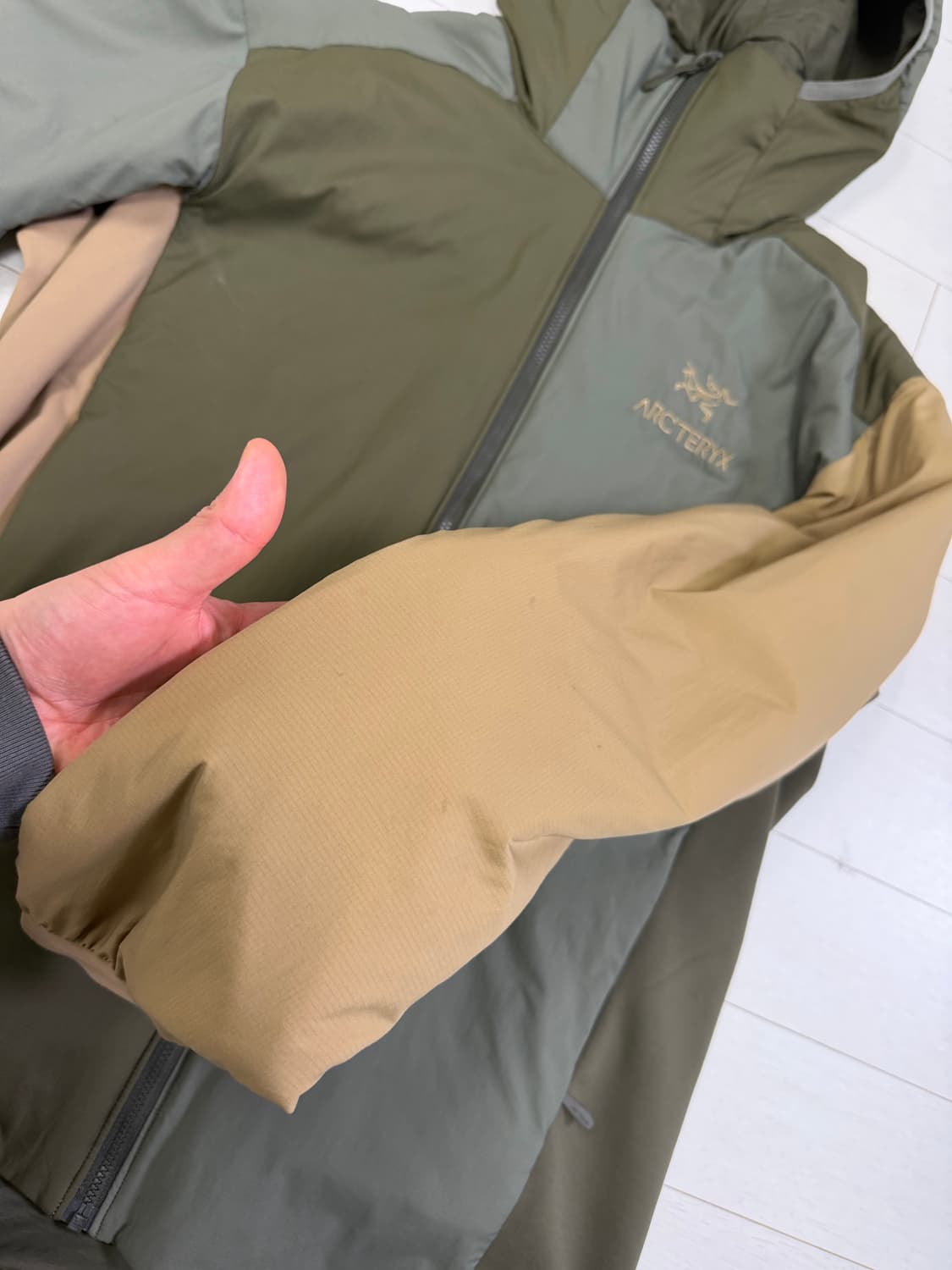 아크테릭스 아톰 포리지 M 사이즈  25년 4월 제조 상품  얼룩이 조금 상품이미지2