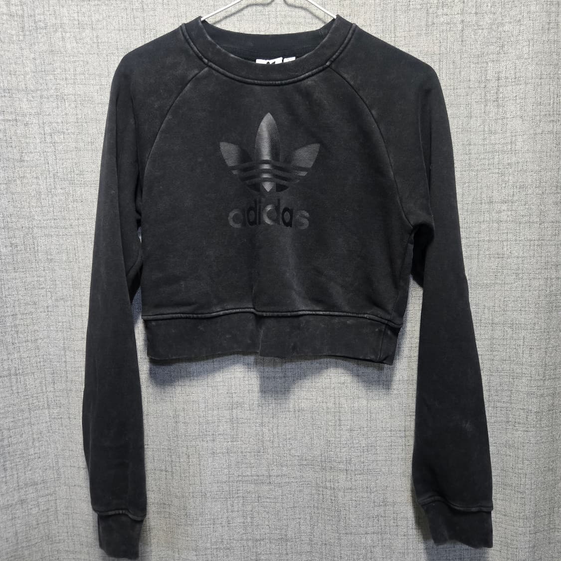 아디다스 기모  트레포일 블랙 워싱 크롭 맨투맨   상품이미지1