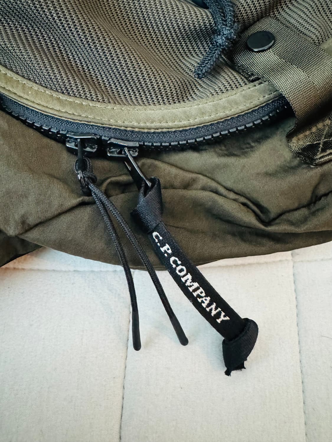 CP컴퍼니 나일론 B 크로스바디 백 아이비 그린 상품이미지4