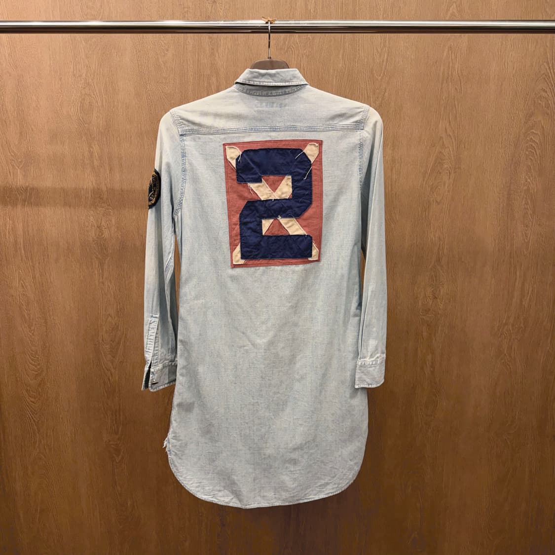 랄프 로렌 코튼 데님 롱 셔츠 백 넘버 패치 자수 와펜 디테일 블루 상품이미지3