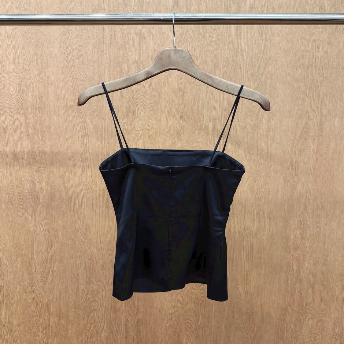 비씨비지 막스아즈리아 슬리브리스 블라우스 드레이프 절개 디테일 블랙 상품이미지3