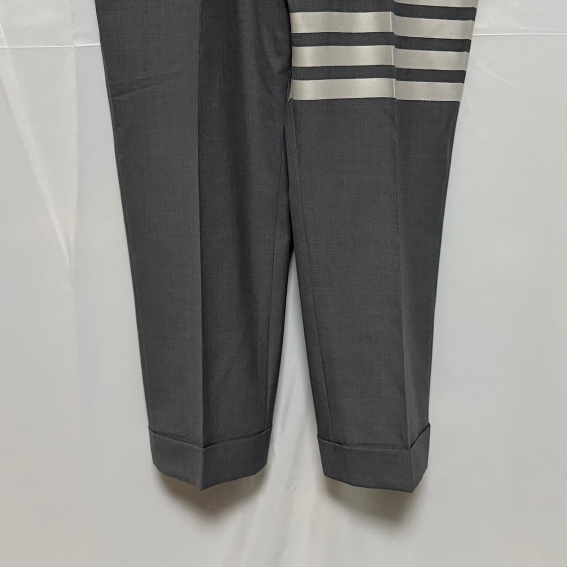 [S+급/3] 톰브라운 사선완장 슬랙스 팬츠 정장 그레이 상품이미지3