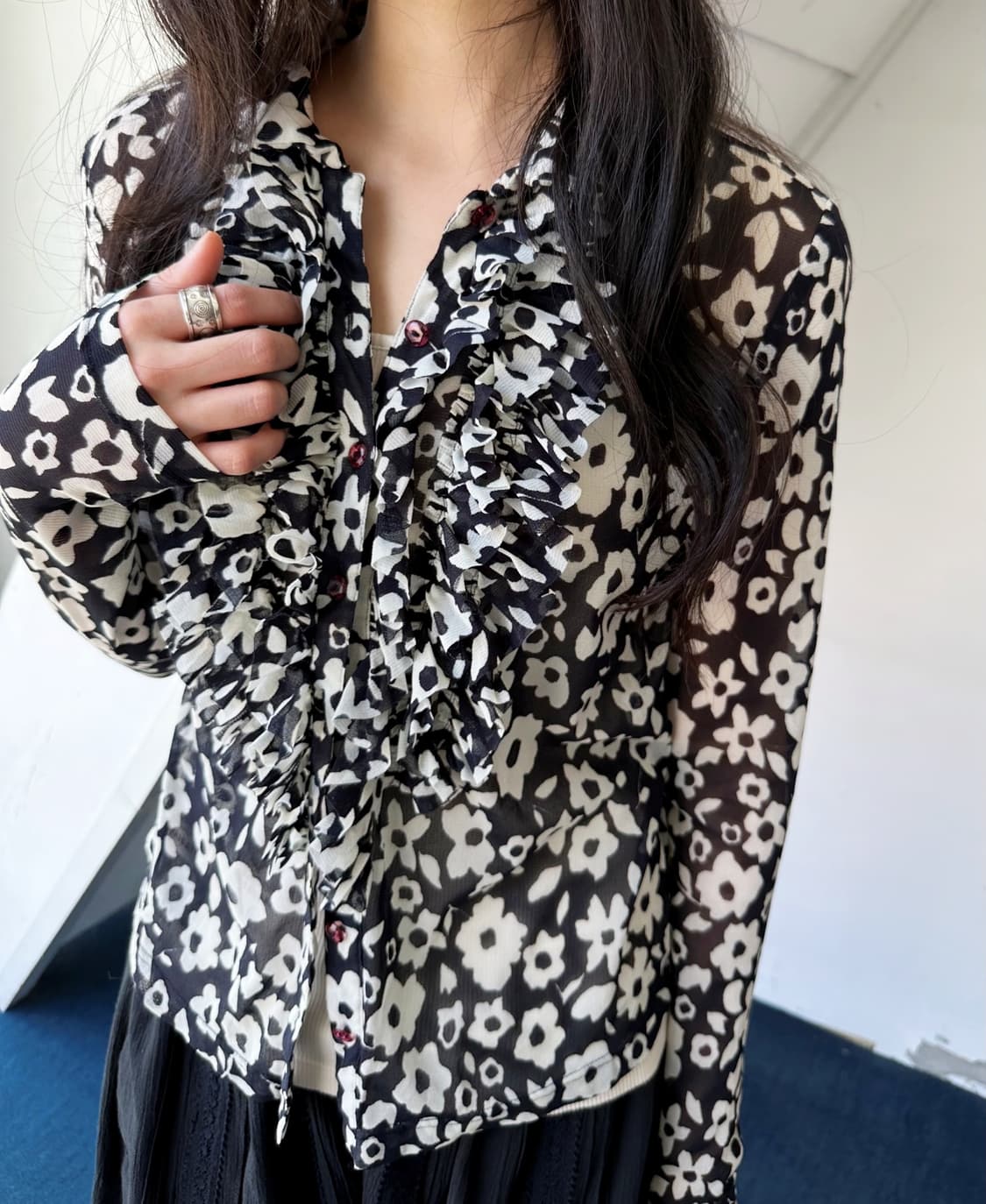 Silky fabric design wide collar blouse s 상품이미지1