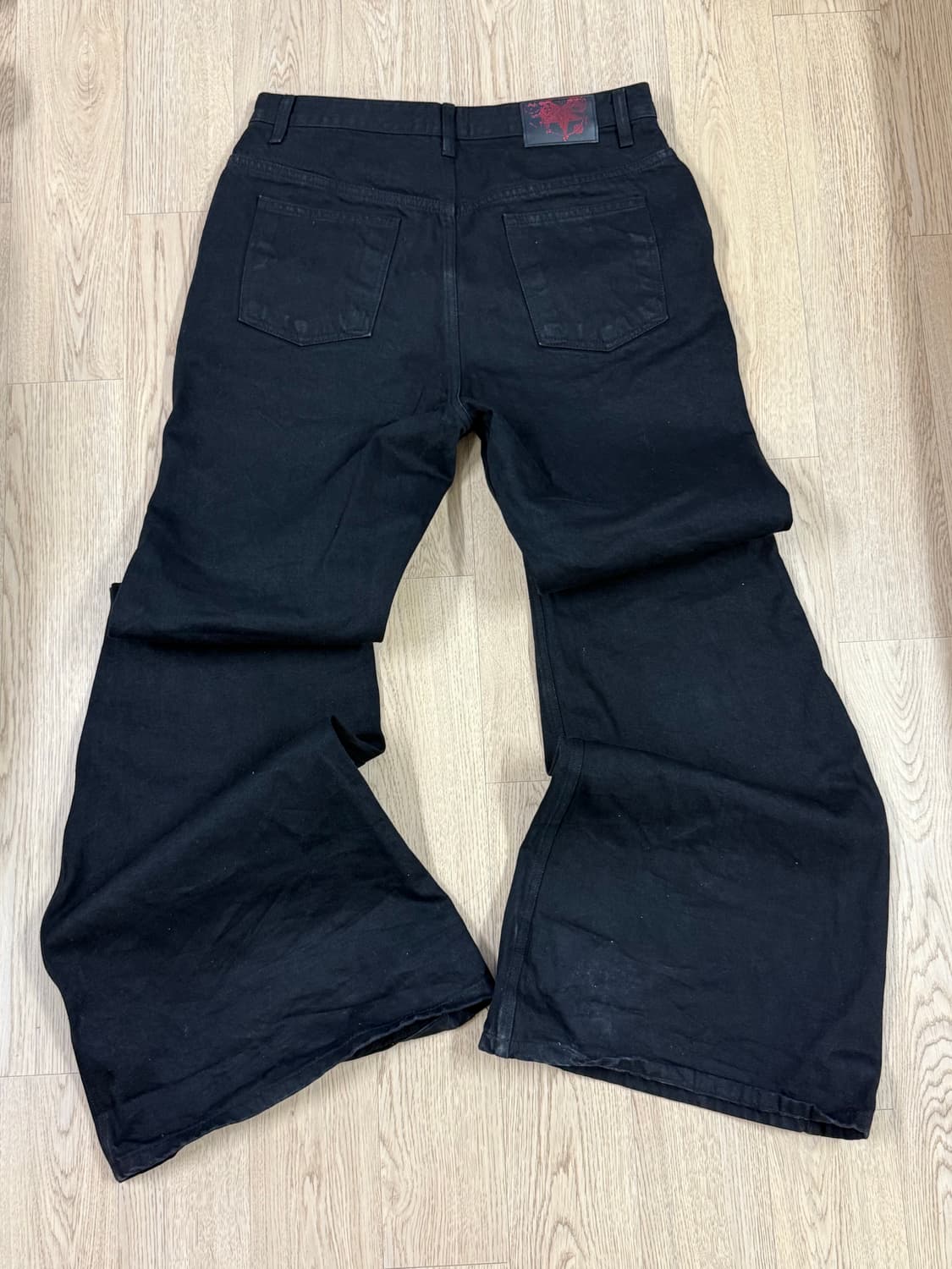 에모스탠스클럽 레더패치 플레어팬츠 1사이즈 상품이미지2