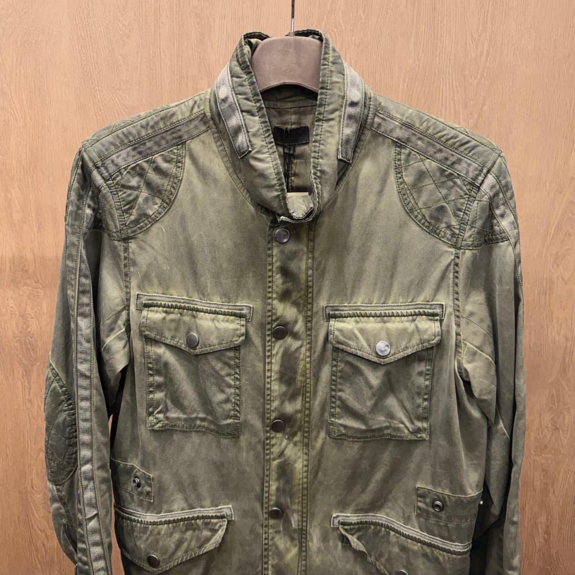 디젤 필드 자켓 밀리터리 패치 포켓 퀄팅 숄더 디테일 레귤러핏 카키 상품이미지4