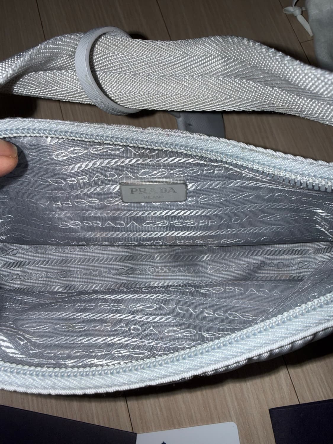 프라다 리나일론 호보백 라이트 그레이 상품이미지4